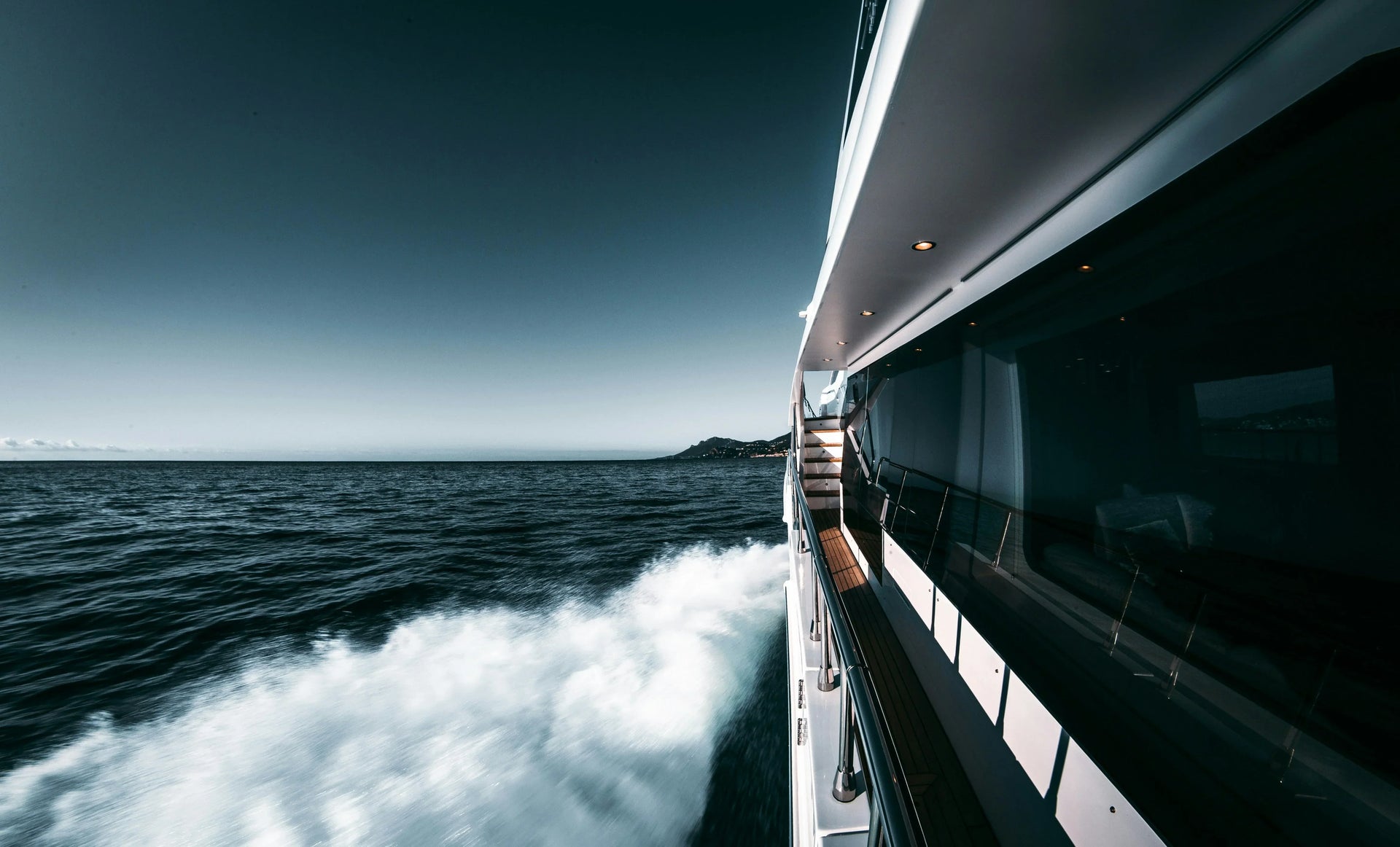 Brillance à chaque traversée : comment nettoyer et entretenir correctement votre bateau ou yacht
